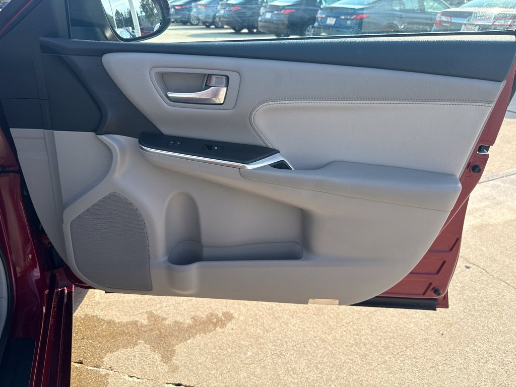 Used 2016 Toyota Camry XLE w/ Moonroof Package FWD image 22
