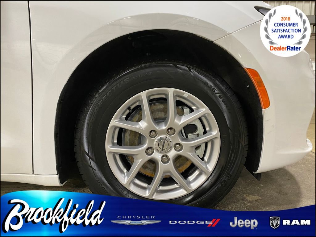 Used 2023 Chrysler Pacifica Touring image 9