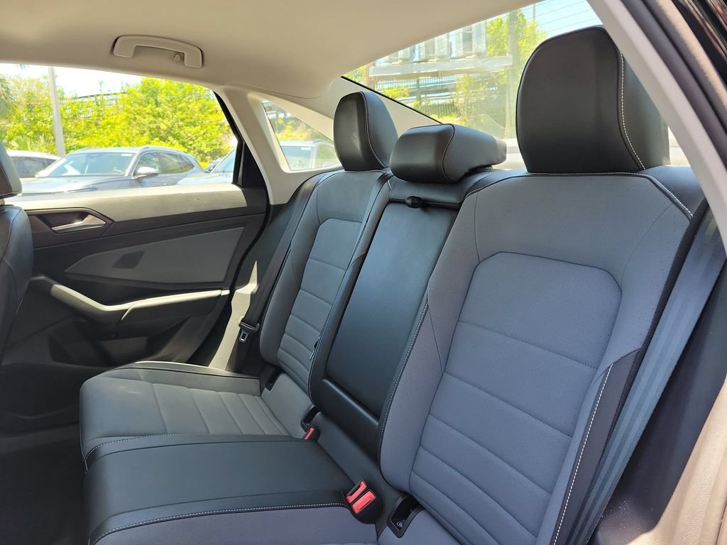 Used 2025 Volkswagen Jetta SE w/ Sunroof Package FWD image 9