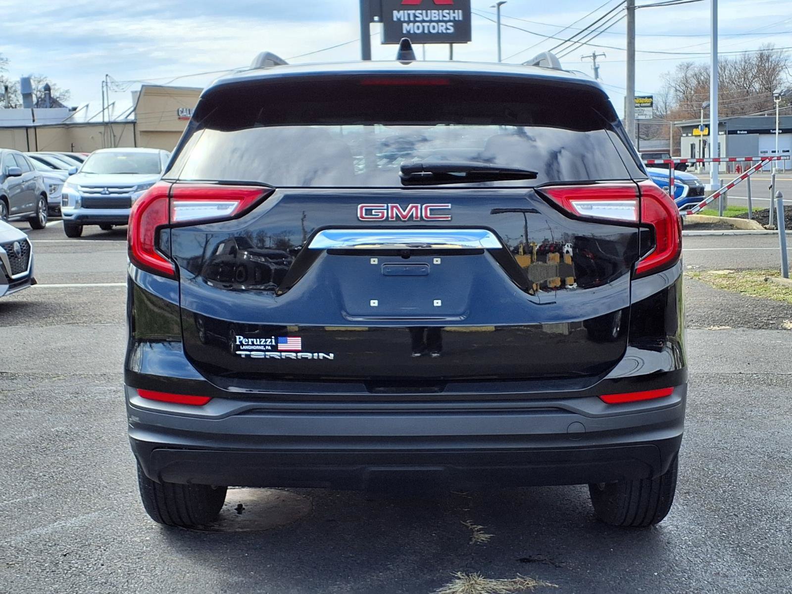 Used 2024 GMC Terrain SLE w/ Driver Convenience Package FWD image 4