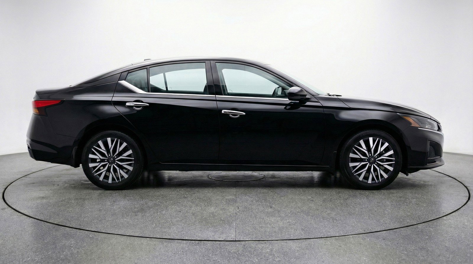 Used 2025 Nissan Altima 2.5 SV FWD image 11