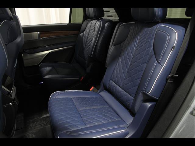 New 2026 Cadillac Vistiq Premium Luxury w/ LPO, Floor Liner Package AWD/4WD image 19