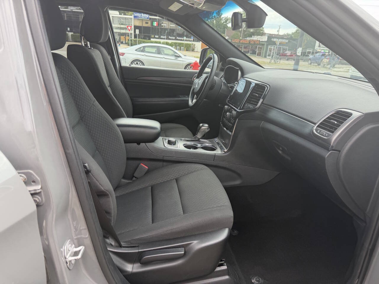 Used 2019 Jeep Grand Cherokee Laredo AWD/4WD image 7