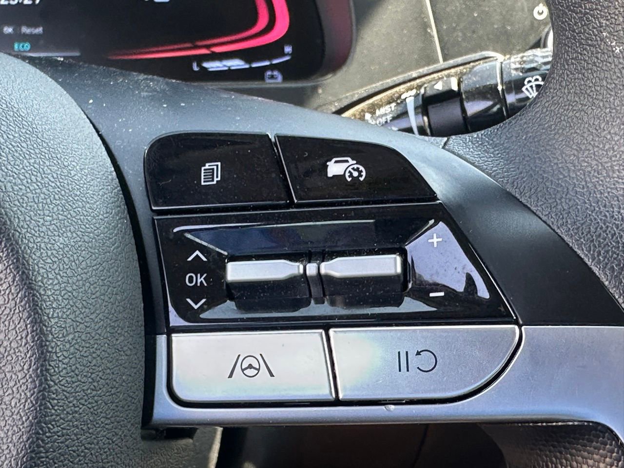 Used 2025 Hyundai Elantra Blue image 31