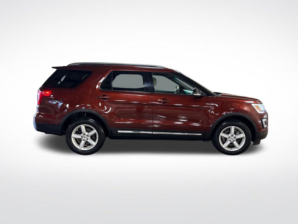 Used 2016 Ford Explorer XLT w/ Equipment Group 202A AWD/4WD image 7