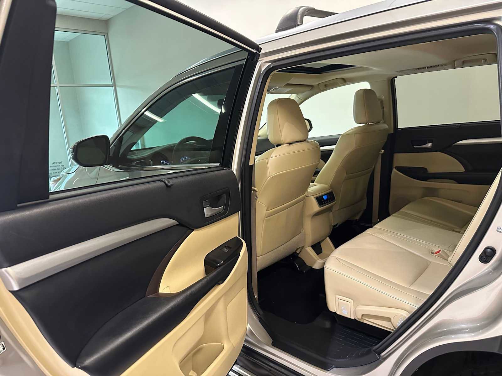 Used 2015 Toyota Highlander XLE AWD/4WD image 27