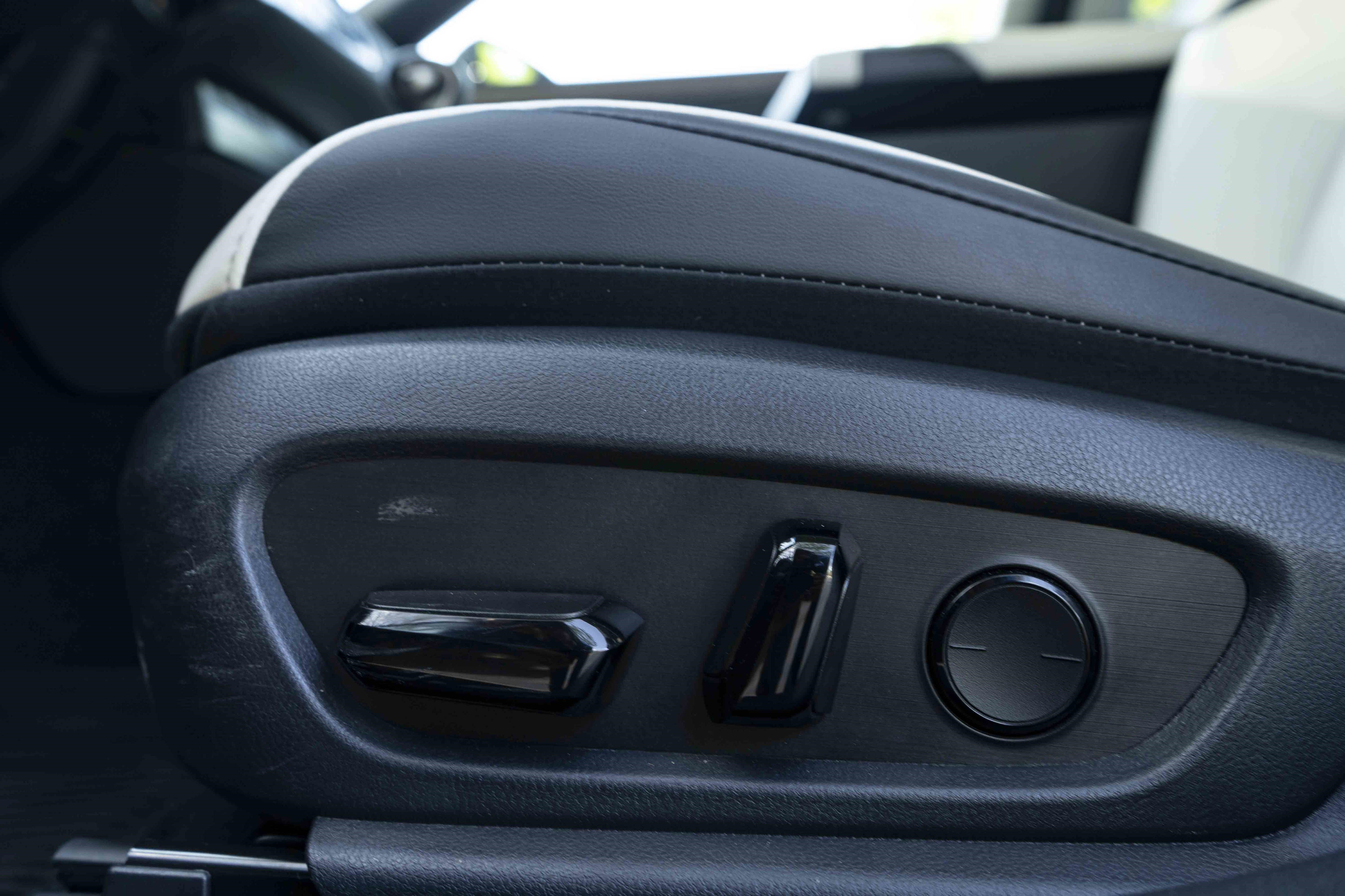 Used 2025 Lexus ES 300h w/ Premium Package image 44