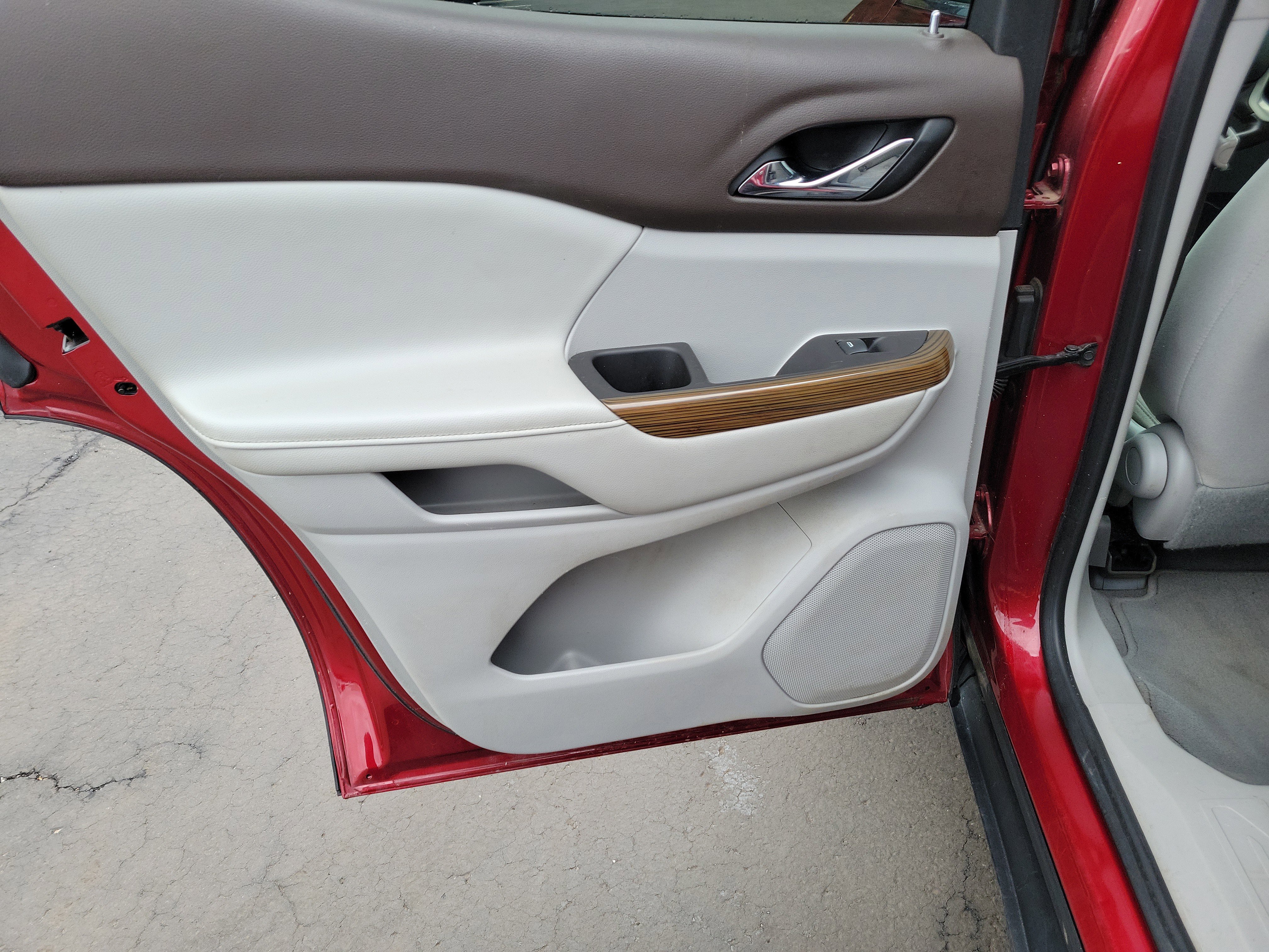 Used 2020 GMC Acadia SLE image 14