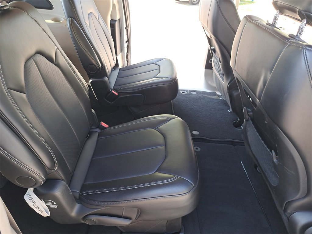 Used 2024 Chrysler Pacifica Touring-L image 11