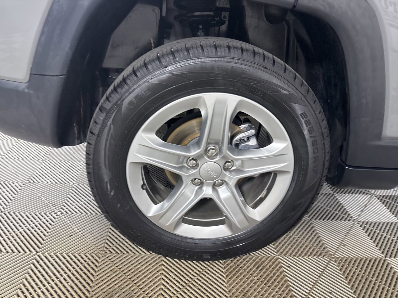 Used 2023 Jeep Compass Latitude w/ Sun and Sound Group image 31