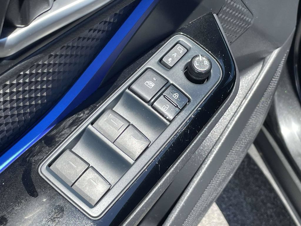 Used 2022 Toyota C-HR XLE FWD image 22