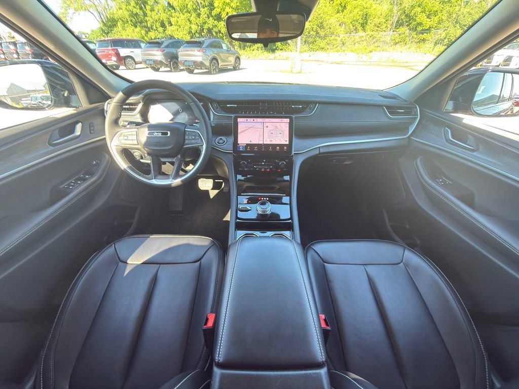 Used 2023 Jeep Grand Cherokee Limited AWD/4WD image 16
