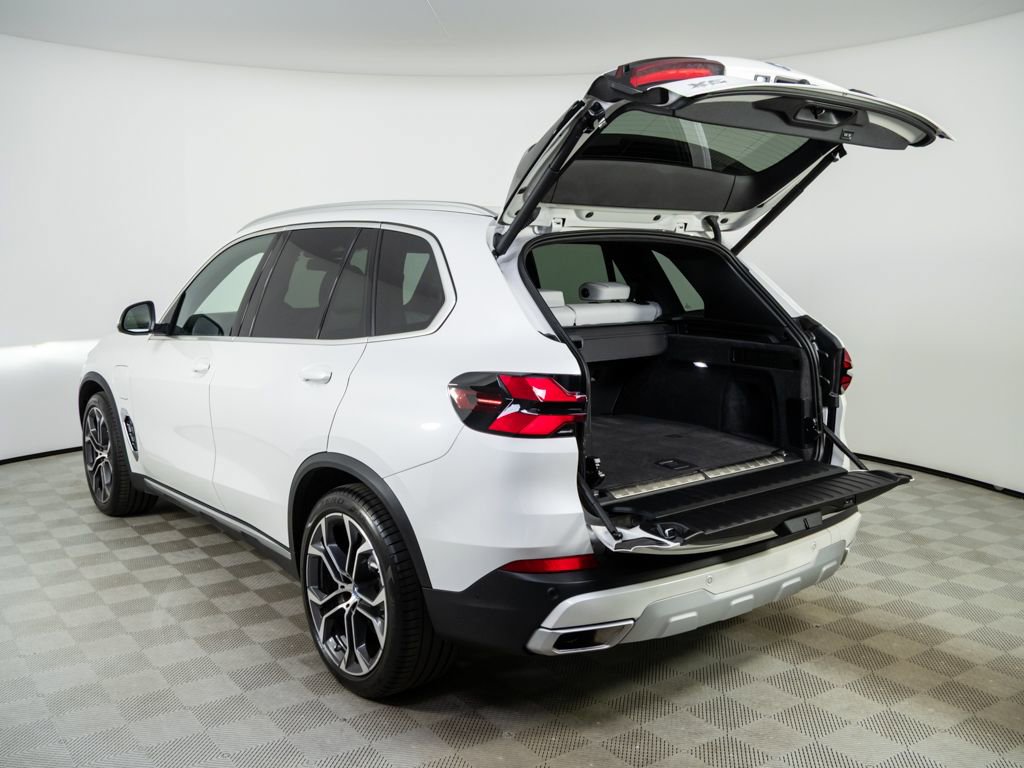 Used 2025 BMW X5 xDrive50e w/ Parking Assistance Package AWD/4WD image 30