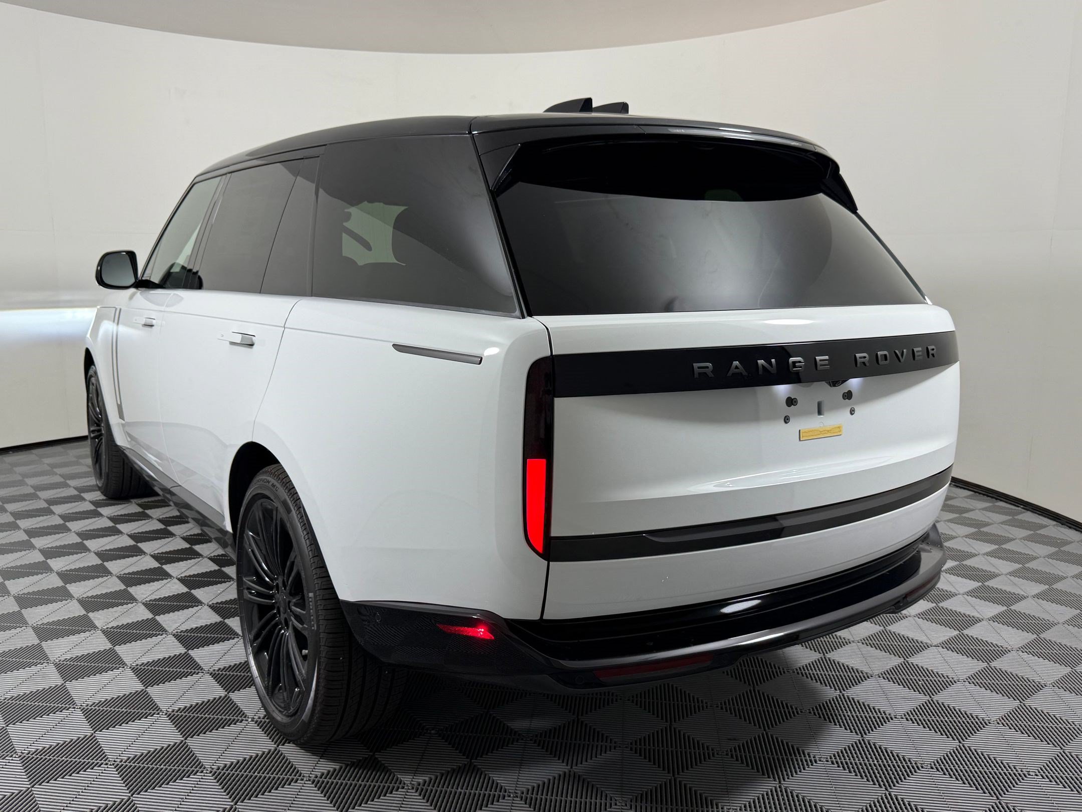 New 2026 Land Rover Range Rover Long Wheelbase SE AWD/4WD image 3