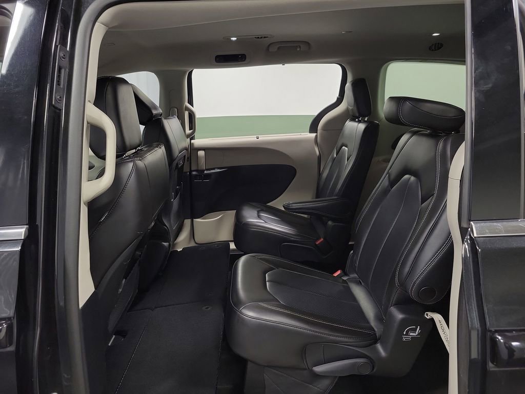 Used 2023 Chrysler Pacifica Touring-L FWD image 23