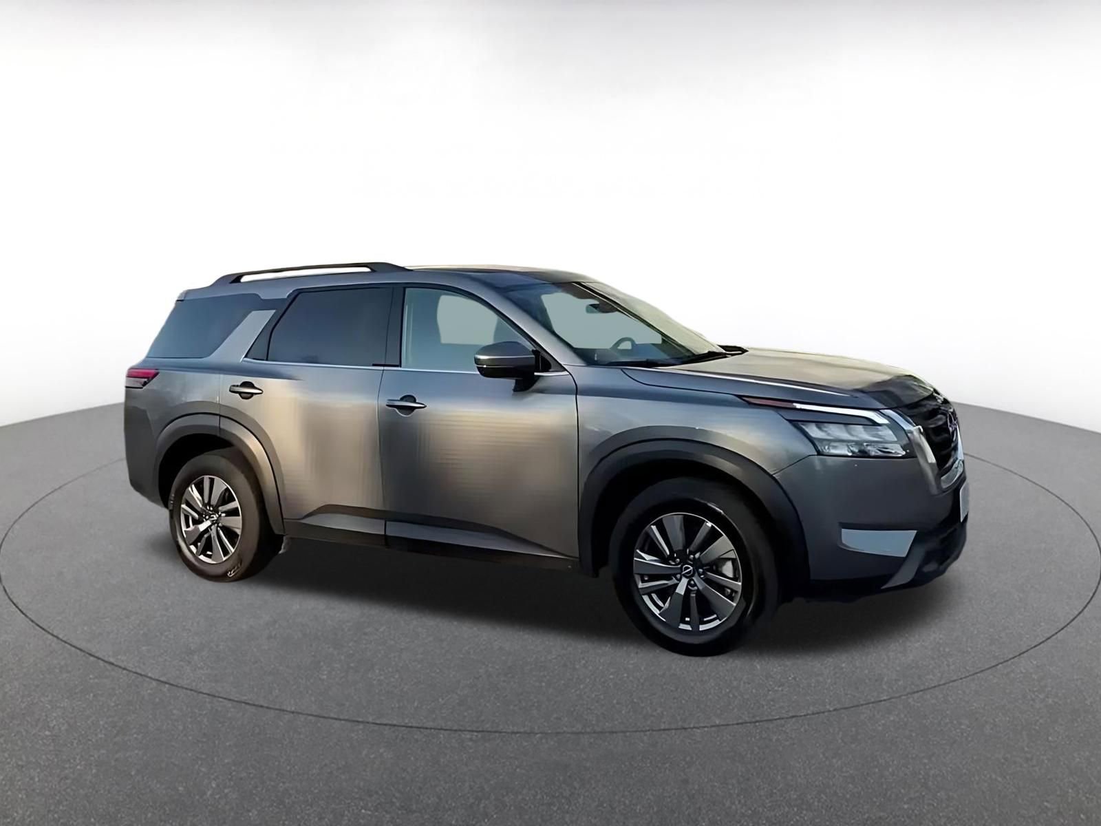 Used 2025 Nissan Pathfinder SV image 2