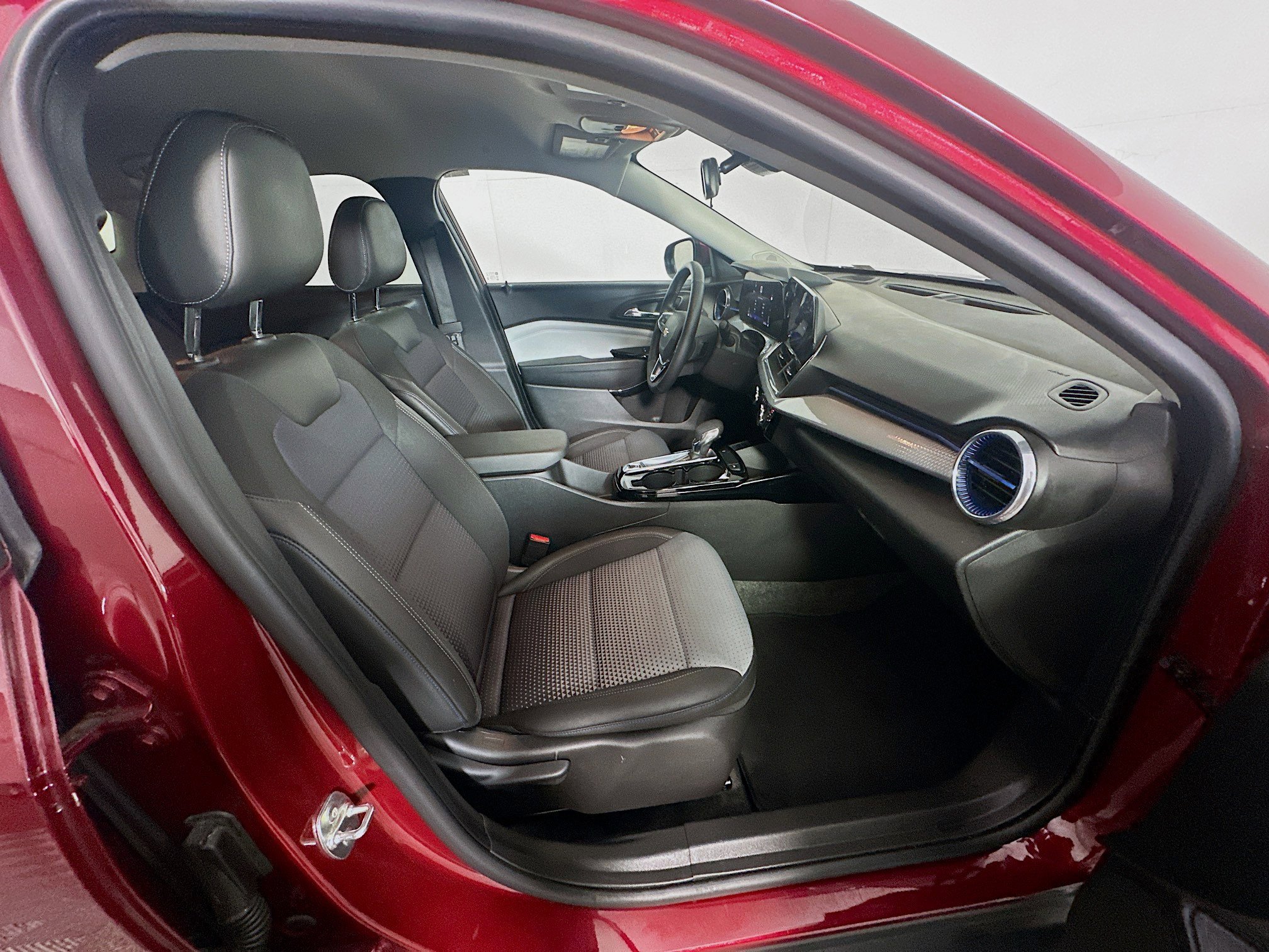 Used 2025 Chevrolet Trax LT w/ LT Convenience Package image 31