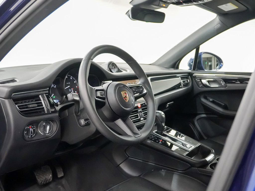 Certified 2025 Porsche Macan image 4