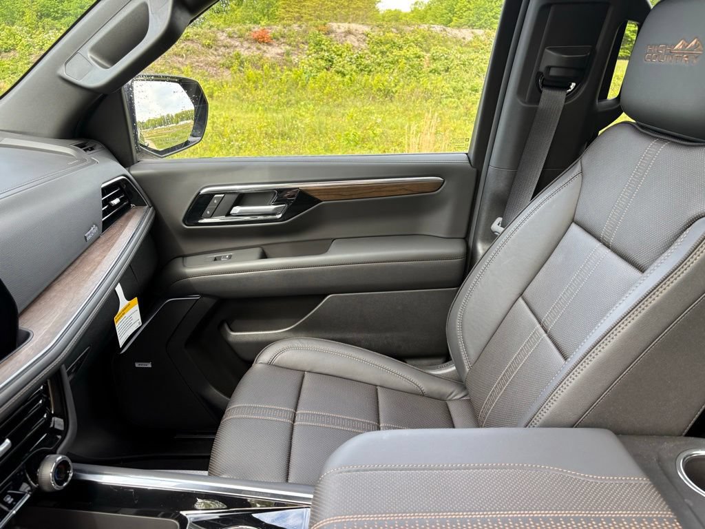 New 2026 Chevrolet Suburban High Country w/ Sun And Tow Package AWD/4WD image 17