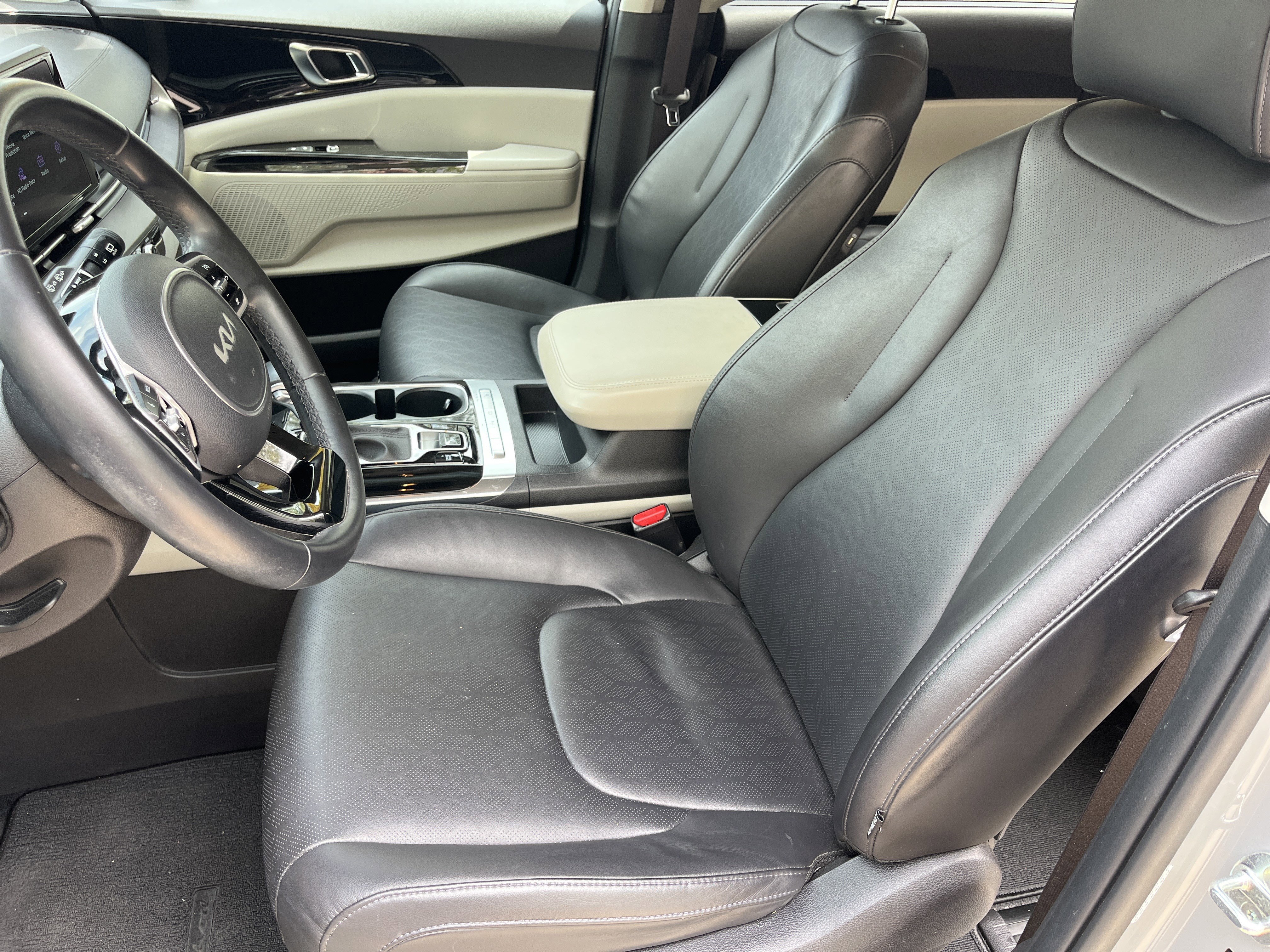 Used 2022 Kia Carnival EX FWD image 16