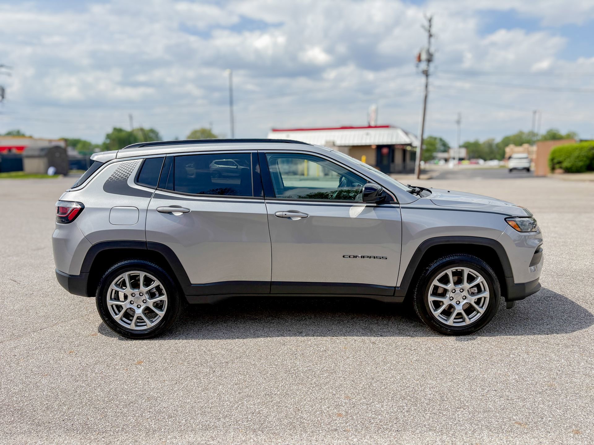Used 2022 Jeep Compass Latitude w/ Sun and Sound Group AWD/4WD image 17