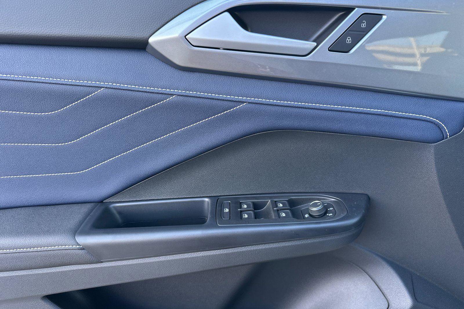 New 2026 Volkswagen Taos SEL image 10