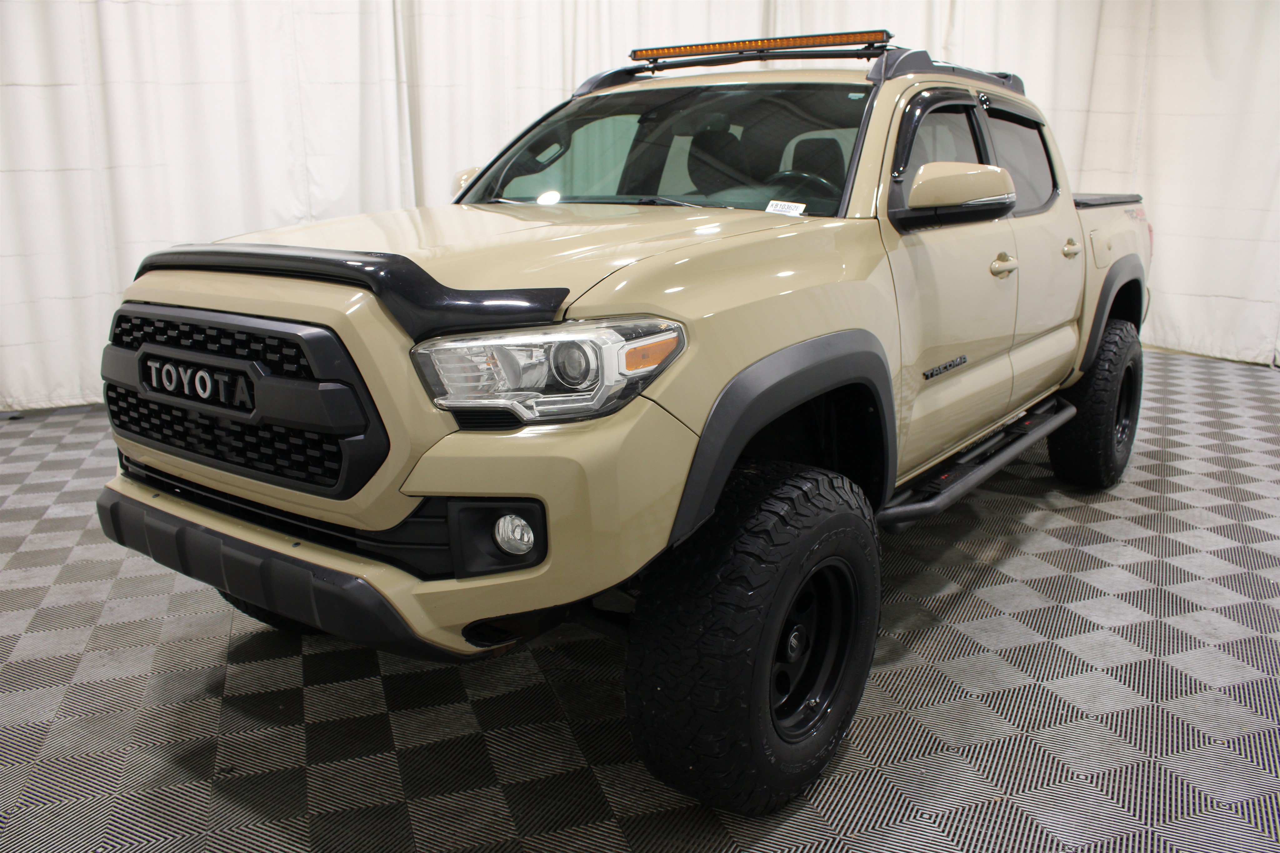 Used 2018 Toyota Tacoma TRD Off-Road w/ Technology Package AWD/4WD image 31