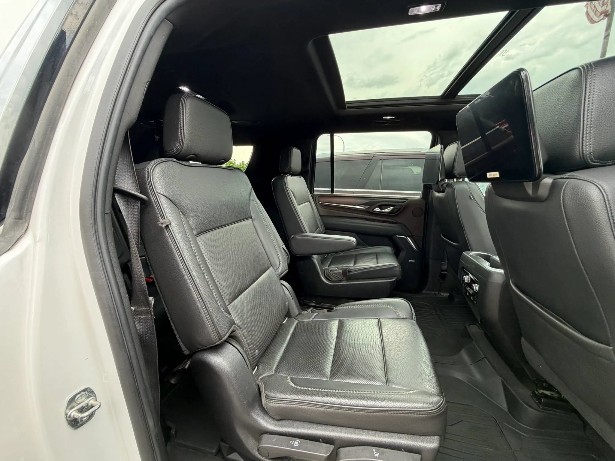 Used 2021 GMC Yukon XL Denali w/ Denali Premium Package AWD/4WD image 27