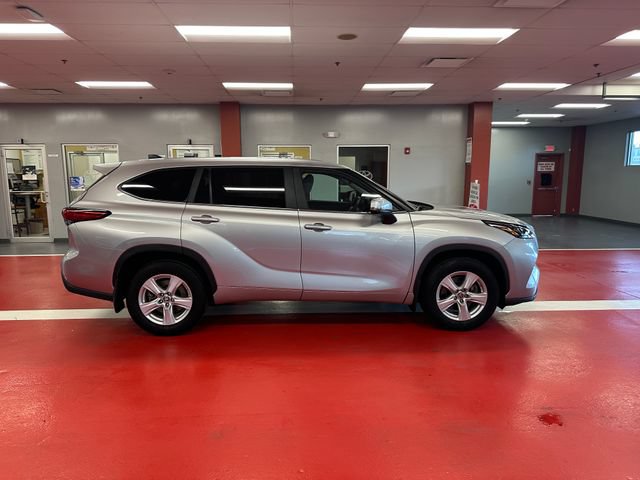 Used 2023 Toyota Highlander LE AWD/4WD image 3