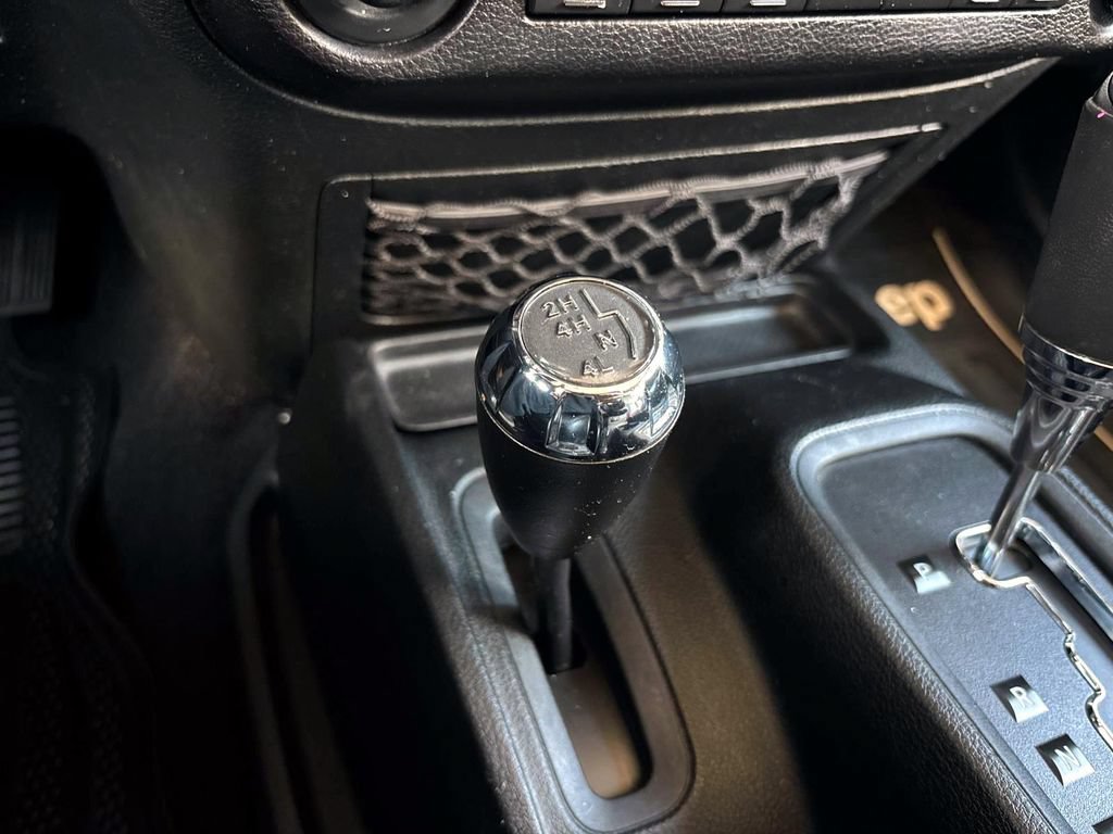 Used 2017 Jeep Wrangler Unlimited Sahara AWD/4WD image 31