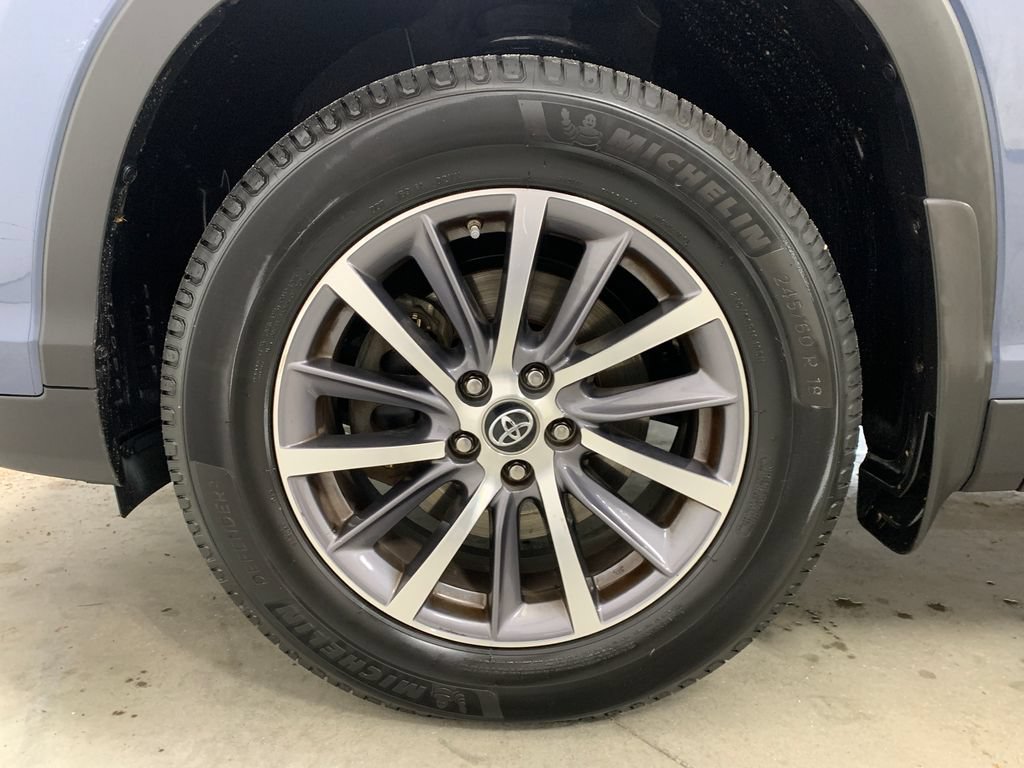 Used 2019 Toyota Highlander XLE AWD/4WD image 2