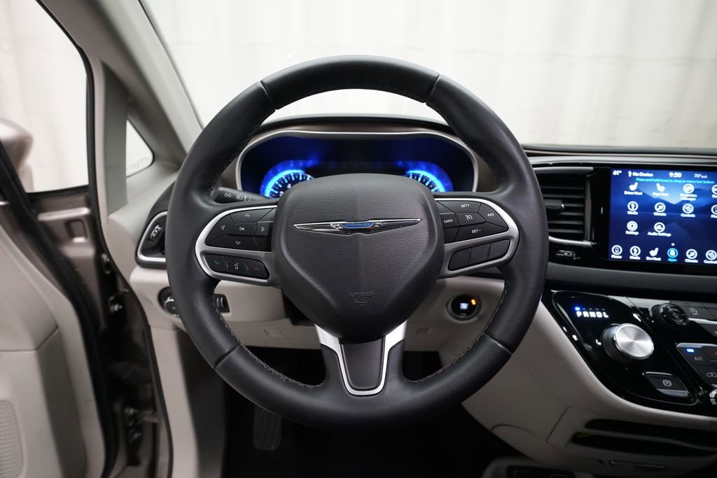 Used 2018 Chrysler Pacifica Touring-L w/ Premium Audio Group image 4