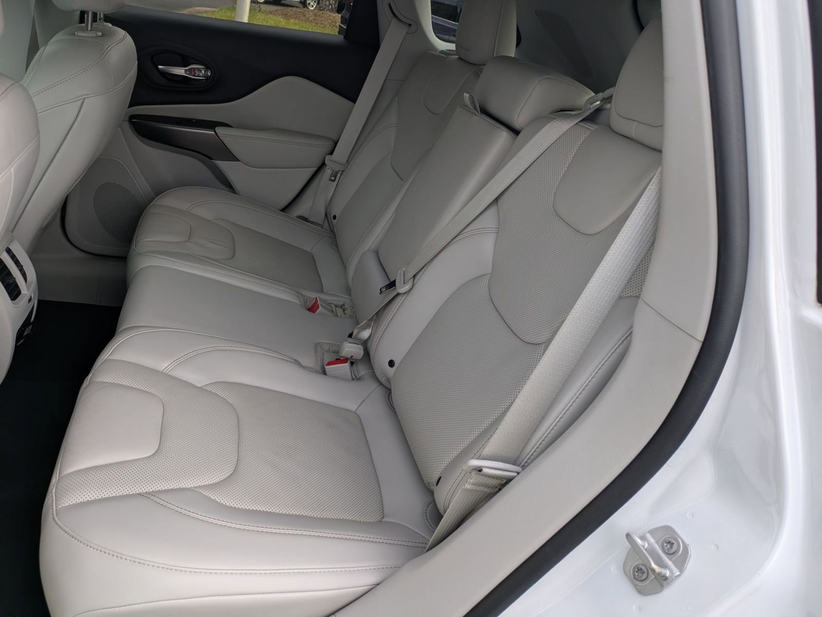 Used 2019 Jeep Cherokee Limited image 24