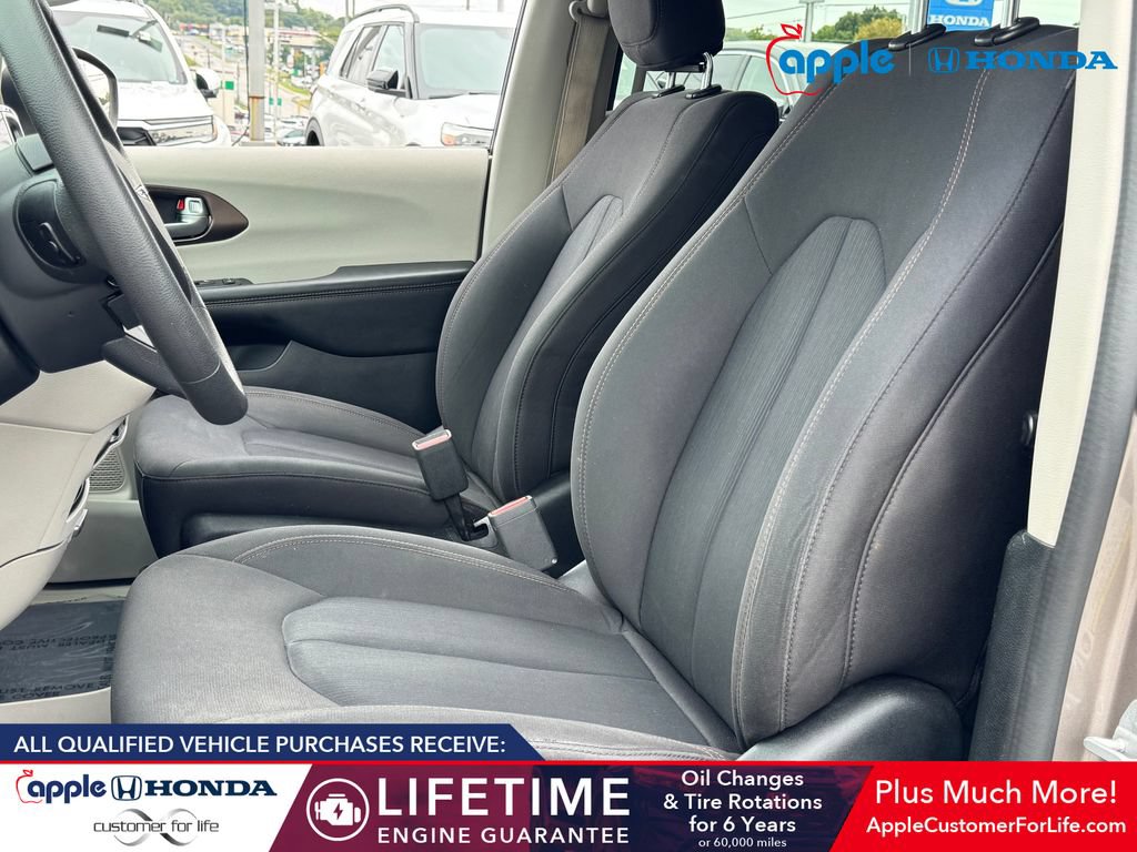Used 2017 Chrysler Pacifica Touring FWD image 7