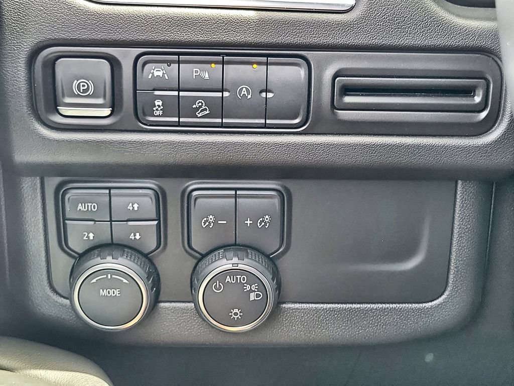 Used 2023 Chevrolet Tahoe Premier AWD/4WD image 18
