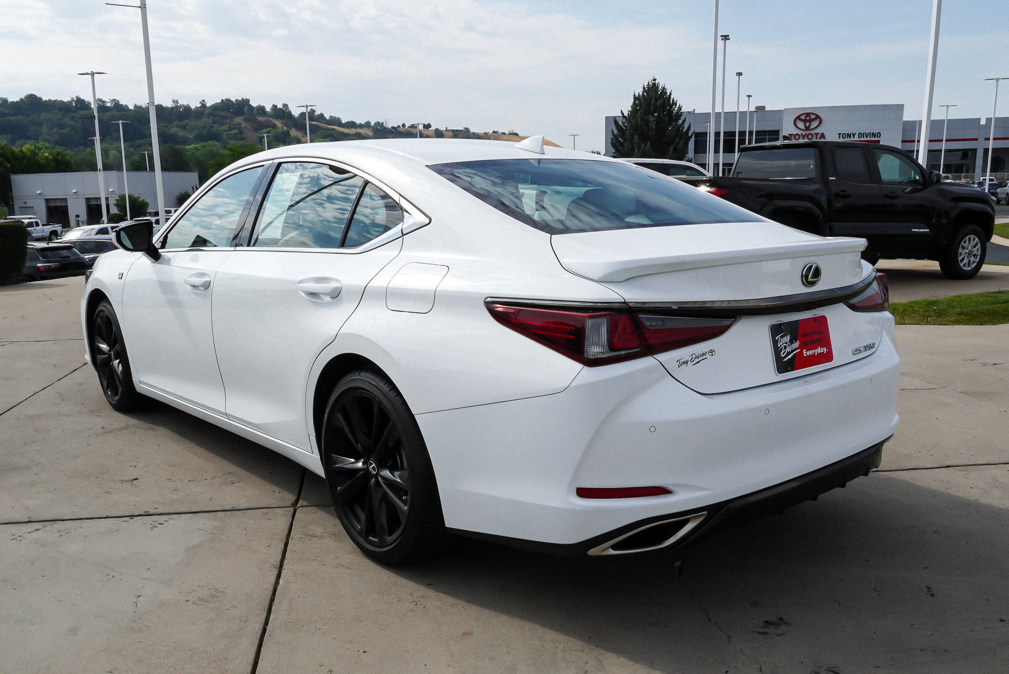 Used 2023 Lexus ES 350 F Sport w/ Accessory Package (Z2) FWD image 6
