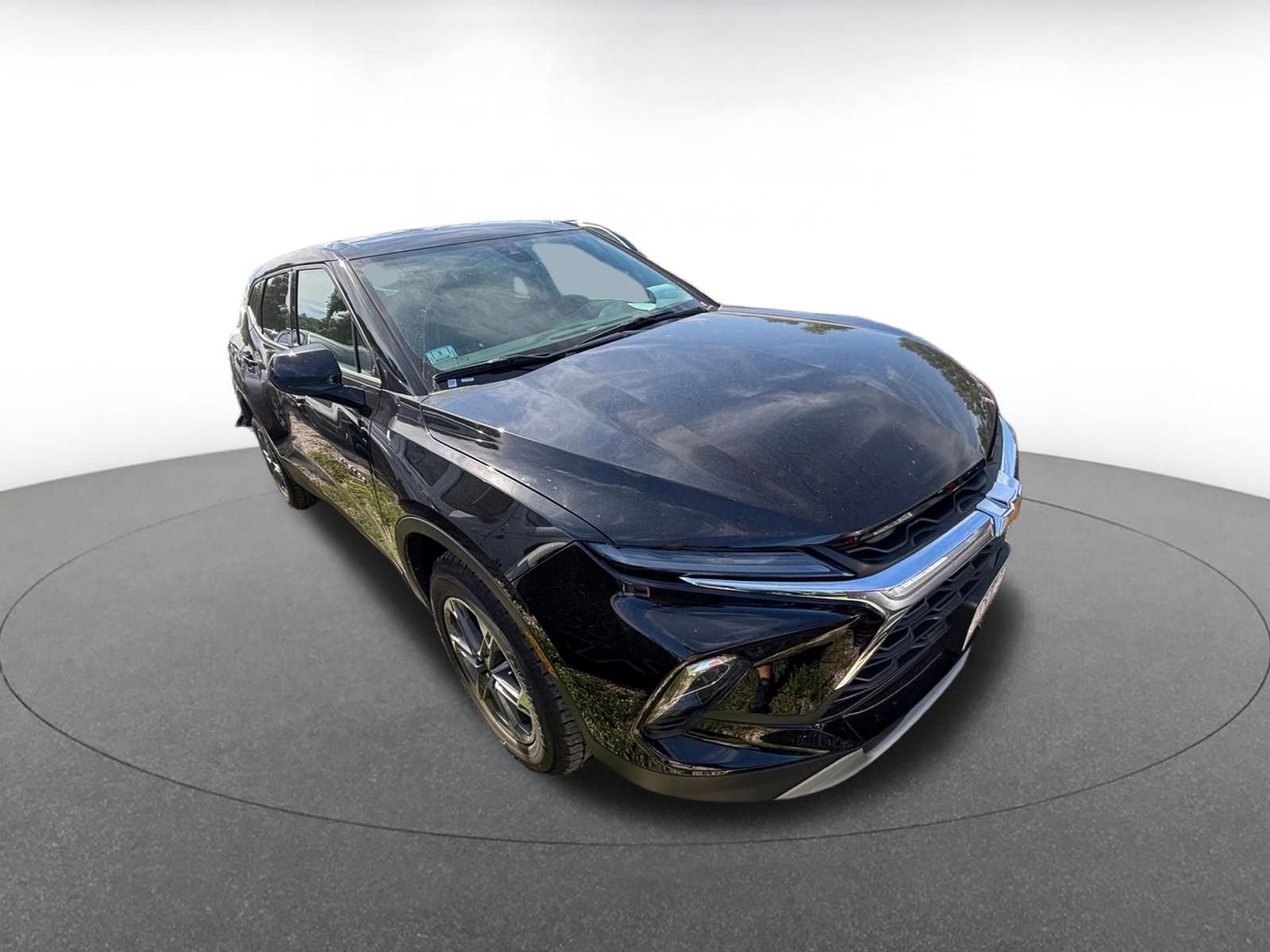 Used 2025 Chevrolet Blazer LT FWD image 2