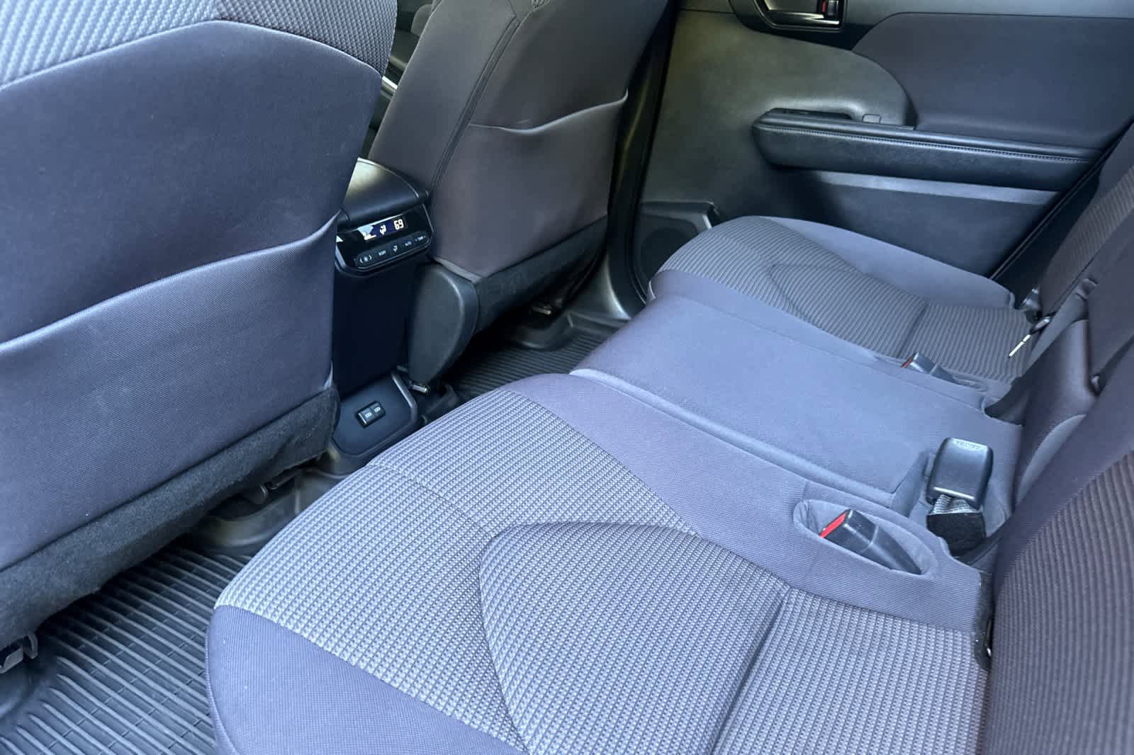 Used 2022 Toyota Highlander L AWD/4WD image 4