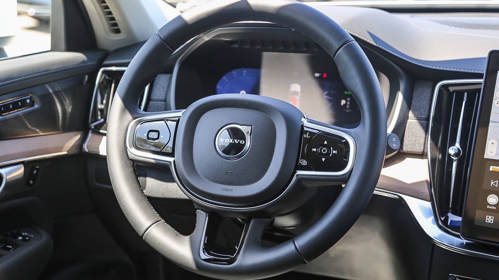 Used 2025 Volvo XC90 T8 Plus w/ Protection Package Premier AWD/4WD image 17