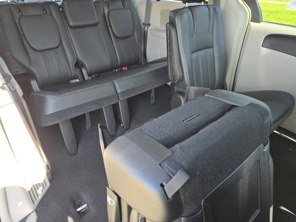 Used 2016 Chrysler Town & Country Touring FWD image 24