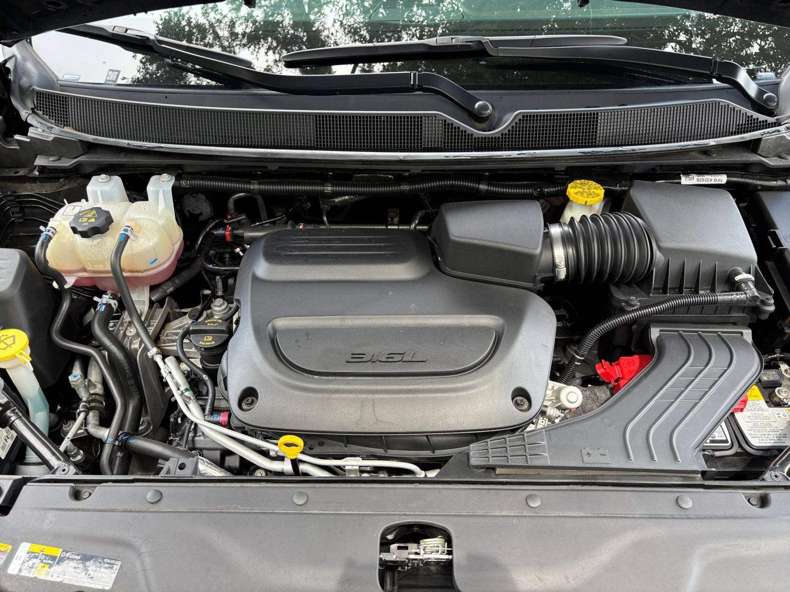 Used 2025 Chrysler Pacifica Limited FWD image 36