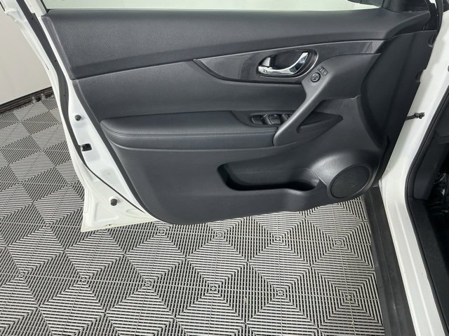 Used 2018 Nissan Rogue SV image 8