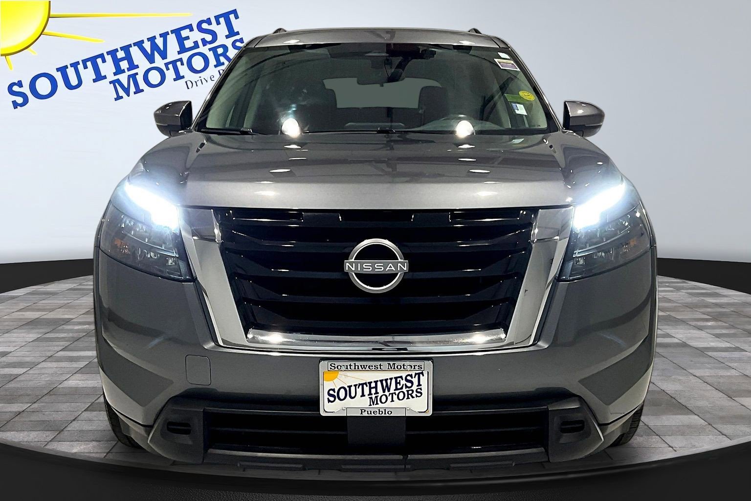 Used 2025 Nissan Pathfinder SV FWD image 2