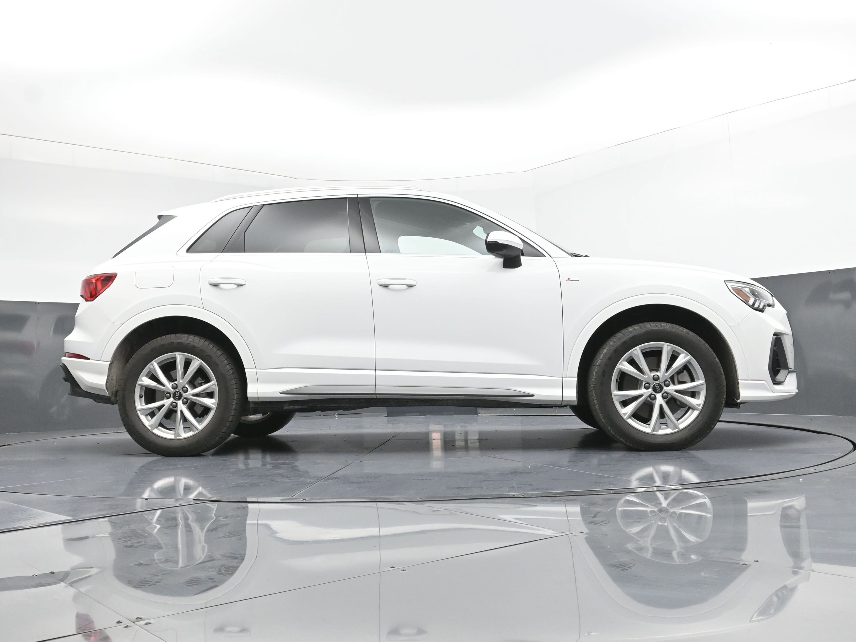 Used 2023 Audi Q3 2.0T Premium w/ Convenience Package image 29