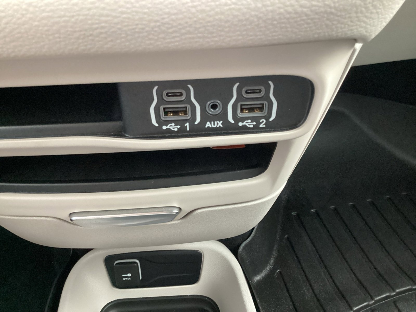 Used 2023 Chrysler Pacifica Touring-L AWD/4WD image 24
