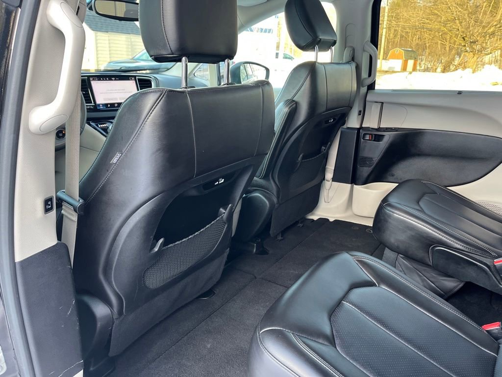 Used 2023 Chrysler Pacifica Touring-L image 29