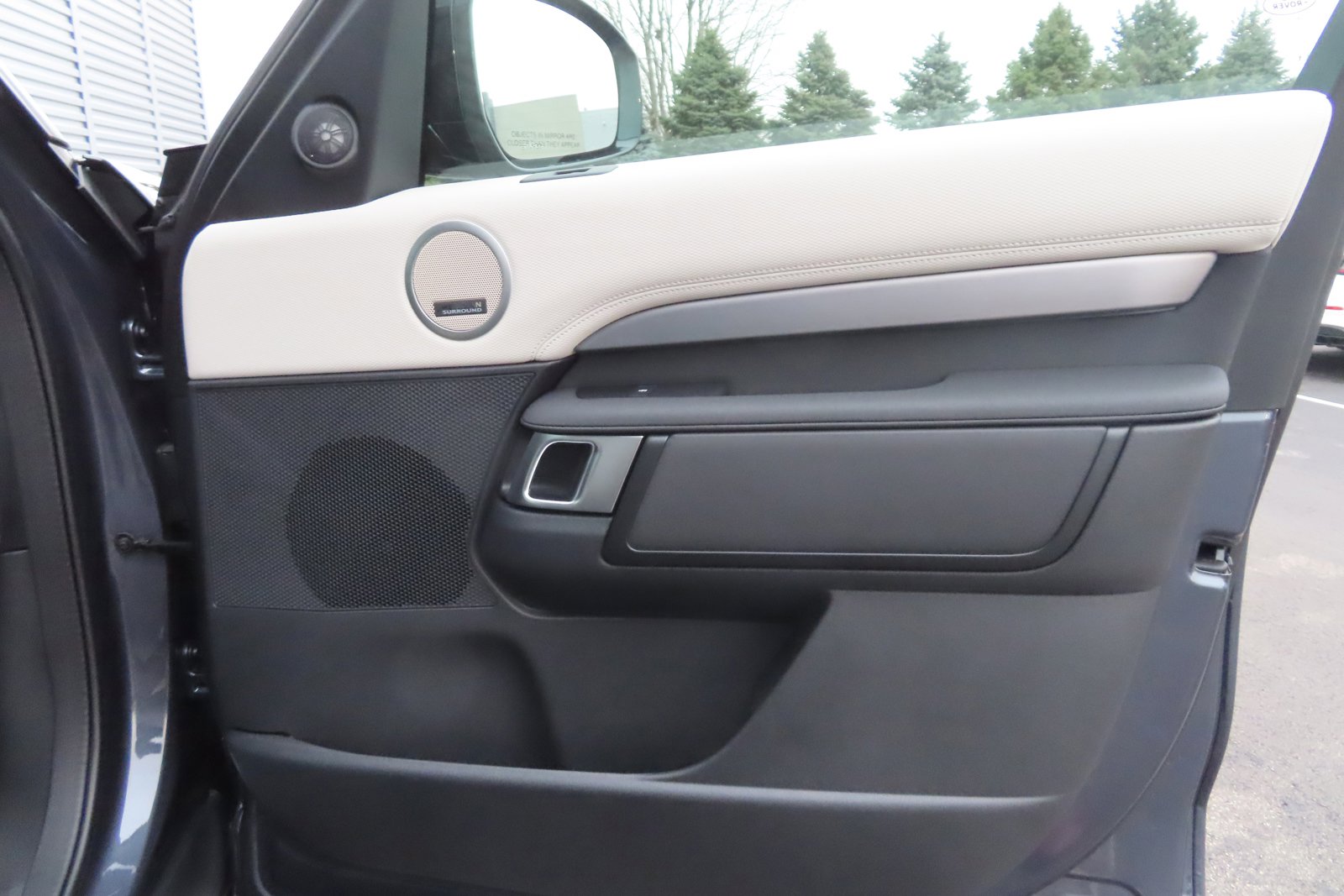 New 2024 Land Rover Discovery Dynamic SE image 31