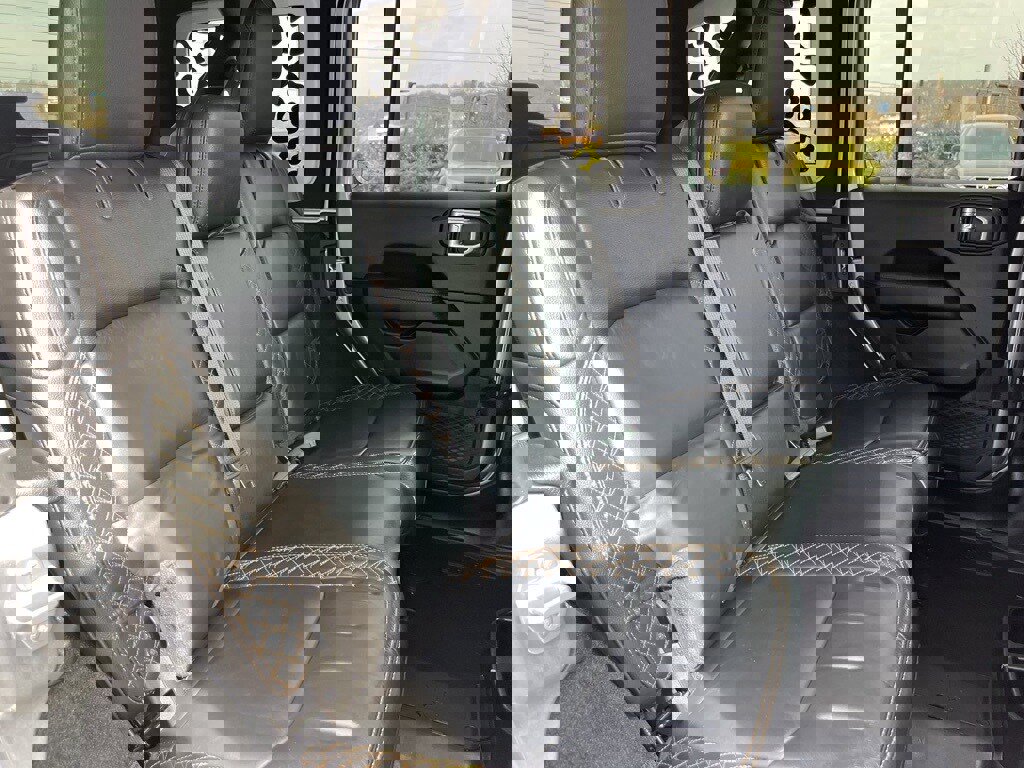 Used 2020 Jeep Wrangler Unlimited Sahara image 22