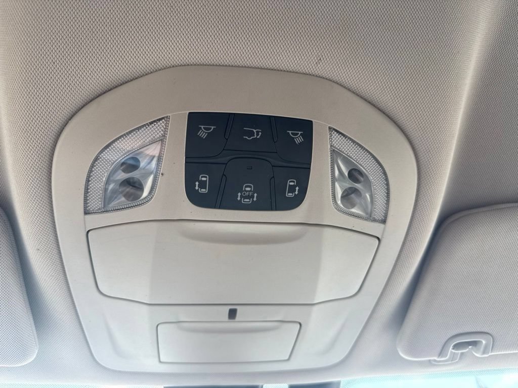 Used 2018 Chrysler Pacifica Touring w/ Tire & Wheel Group FWD image 20