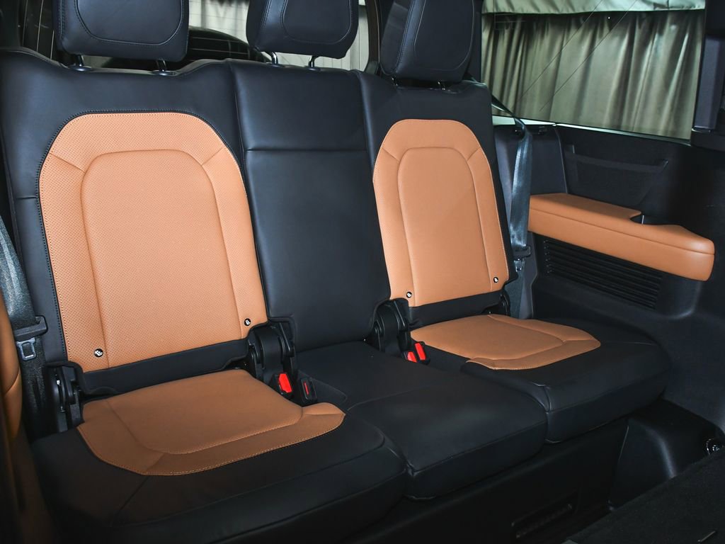 Used 2024 Land Rover Defender 130 X-Dynamic SE image 61